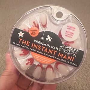 Olive & June Medium Vampire French Press-On Nails